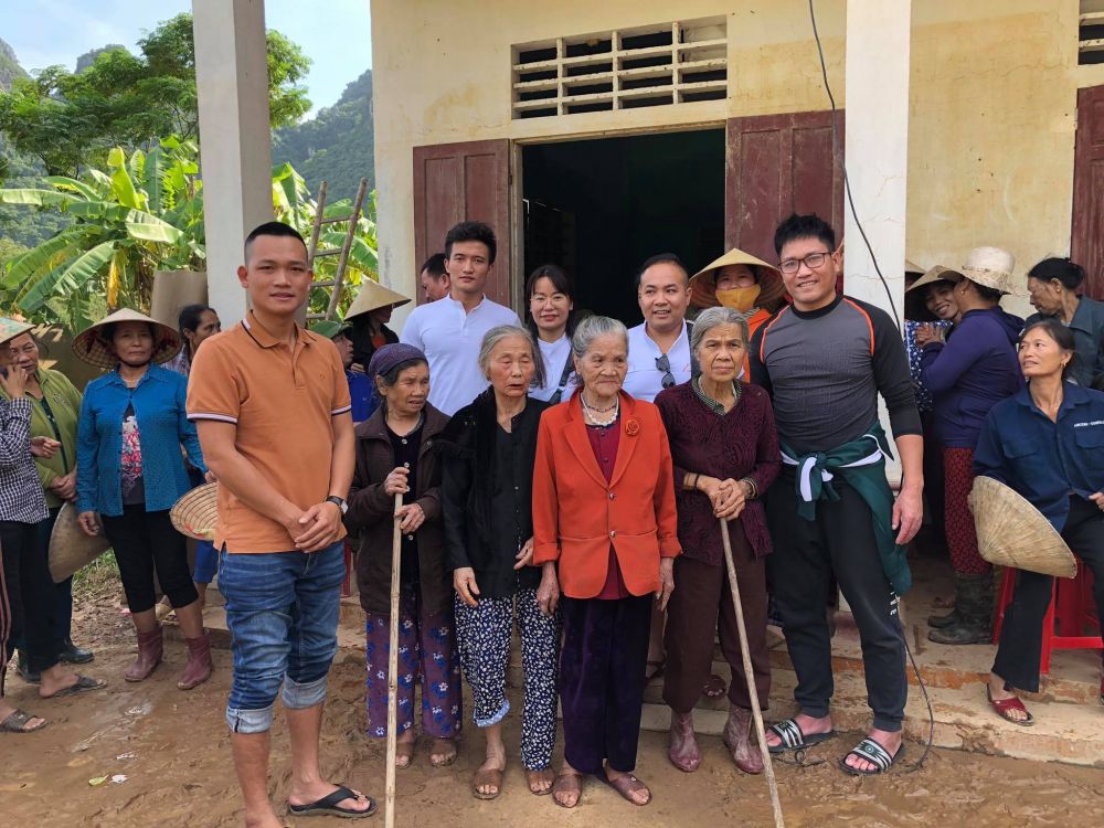 Ấm tình người mùa bão lũ ở miền Trung