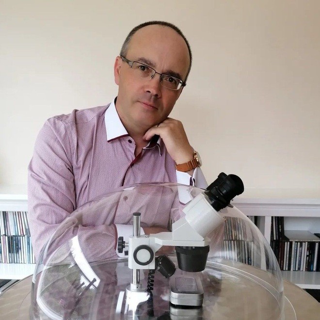 Ông Lindon mất hơn một tháng để thực hiện được một tác phẩm. (Nguồn: Daily Mail)