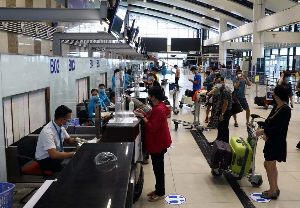 Hành khách làm thủ tục check-in tại nhà ga quốc nội Nội Bài đi TP. Hồ Chí Minh (Nguồn: Vietnamnet)