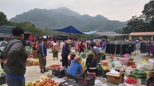 Chợ Na Mèo là địa điểm giao thương hàng hóa, giao lưu văn hóa giữa người dân huyện Quan Sơn (Thanh Hóa) và huyện Viengxay (Lào) nói riêng, người dân hai nước Việt - Lào nói chung. (Nguồn: Đại đoàn kết)