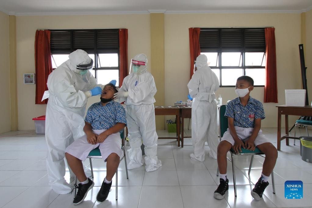 Nhân viên y tế lấy mẫu xét nghiệm Covid-19 cho học sinh ở Surakarta, Trung Java, Indonesesia, ngày 14/10. (Nguồn: Tân Hoa xã)