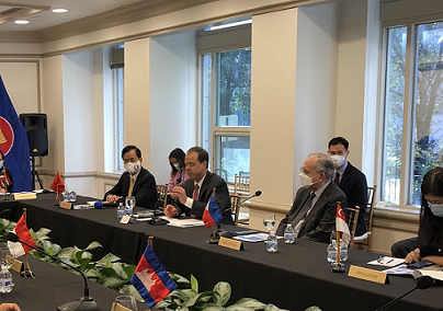 Đại sứ Việt Nam tại Hoa Kỳ Hà Kim Ngọc (ngoài cùng bên trái) tại buổi làm việc giữa Ủy ban ASEAN với ông Stephen Claeys, Giám đốc Cấp cao về Chính sách Thương mại của công ty Pfizer.