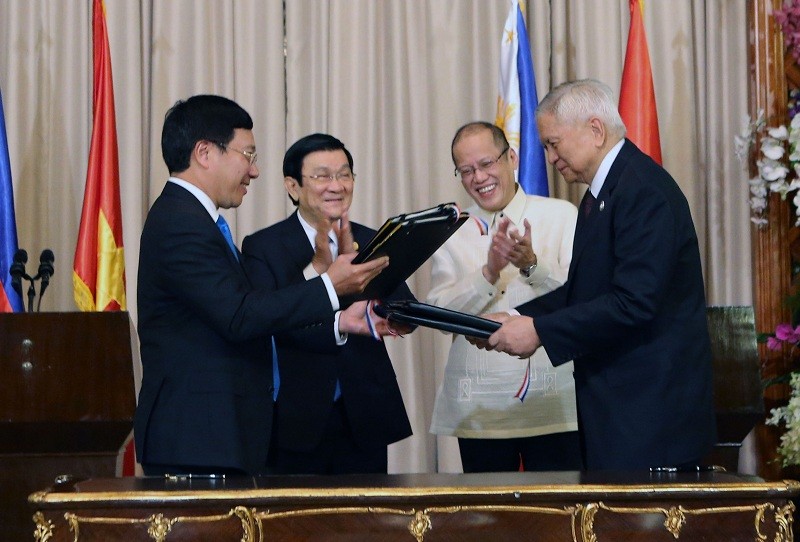  Chủ tịch nước Trương Tấn Sang và Tổng thống Philippines Benigno Aquino II chứng kiến lễ ký thỏa thuận thiết lập Đối tác Chiến lược giữa Việt Nam và Philippines tại Manila, ngày 17/11/2015. (Ảnh: TTXVN)