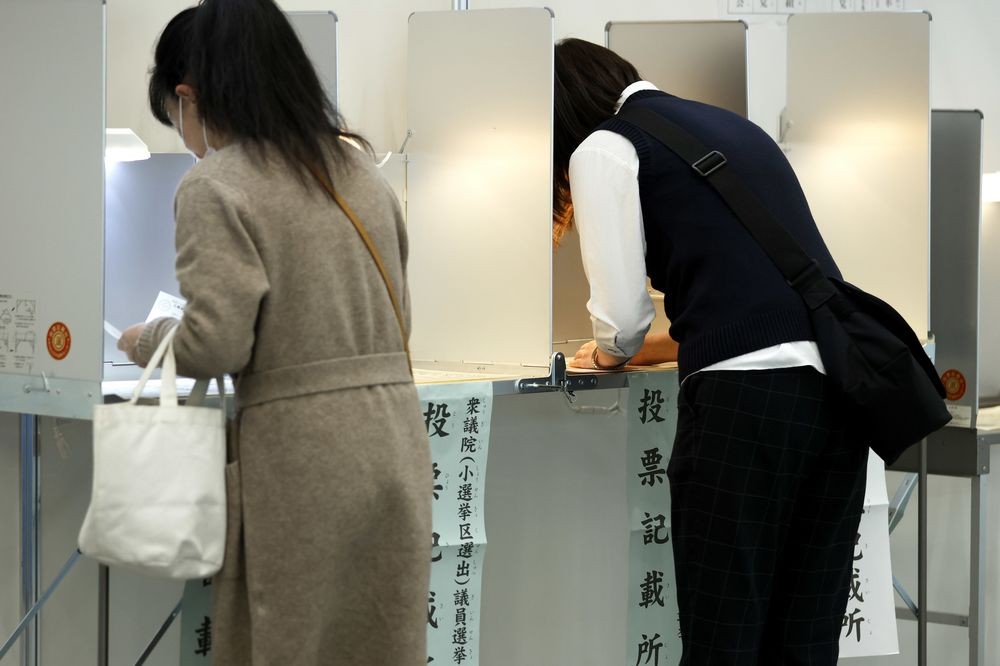 Những cử tri đi bầu cử sớm ở quận Minato, Tokyo ngày 28/10. (Nguồn: Bloomberg)