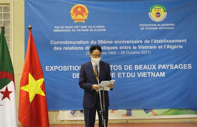 Trong ảnh: Đại sứ Nguyễn Thành Vinh phát biểu khai mạc triển lãm.