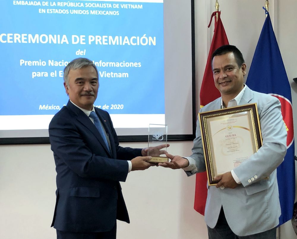 Trao Giải thưởng toàn quốc về Thông tin đối ngoại cho hai tác giả người Mexico