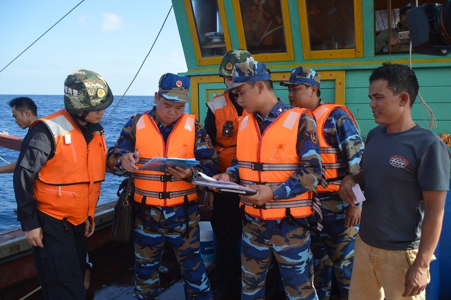 Lực lượng Cảnh sát biển Việt Nam và lực lượng Cảnh sát biển Trung Quốc kiểm tra tàu cá khai thác trên Vịnh Bắc Bộ. (Nguồn: biendao24h)