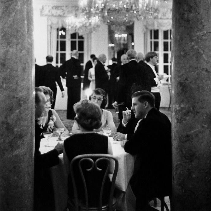 Muôn màu ngoại giao thời Covid-19: Dự tiệc qua Zoom hay chuyện cả đại sứ quán bị... cách ly