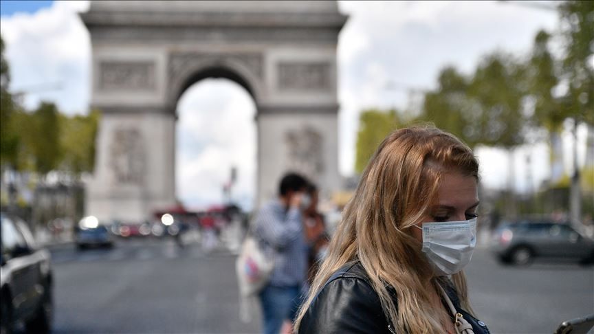 Covid-19 ở Pháp: Gần 30 nghìn ca mắc mới một ngày, chính phủ tăng tốc mục tiêu tiêm ngừa