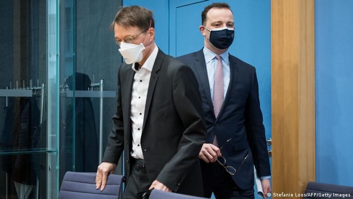 Tân Bộ trưởng Y tế Đức Karl Lauterbach (trái) tiếp nhận vị trí từ người tiền nhiệm Jens Spahn (phải) với nhiều thách thức trong cuộc chiến chống Covid-19. (Nguồn: DW)
