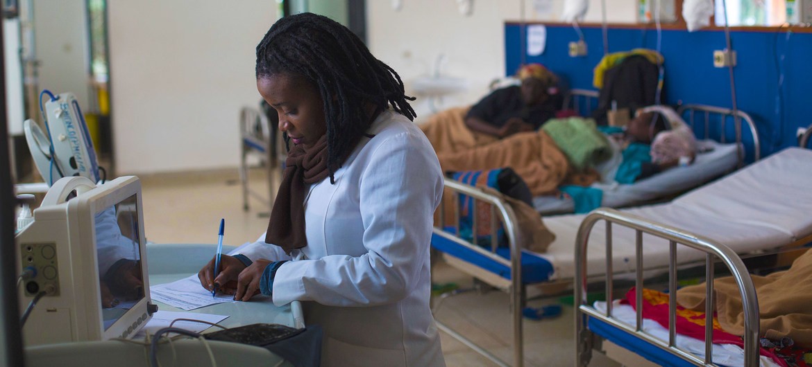 Một y tá chăm sóc bệnh nhân ung thư đang hóa trị tại một bệnh viện ở quận Burera, Rwanda. (Nguồn: UN News)