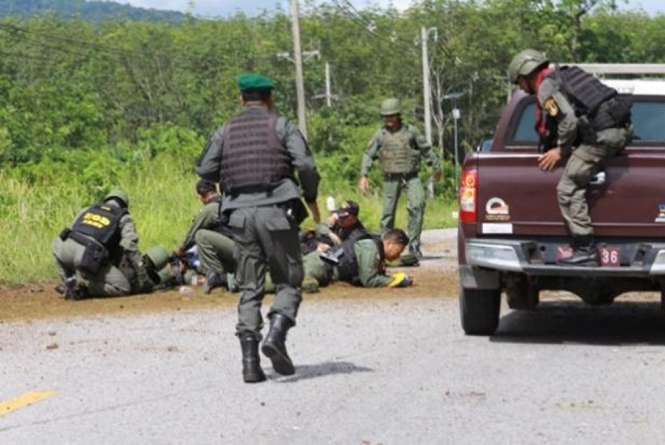 thai lan danh bom nham vao xe quan su 21 nguoi thuong vong