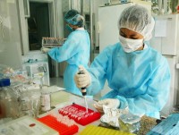 khong pha i ai nhie m virus ebola cu ng o m