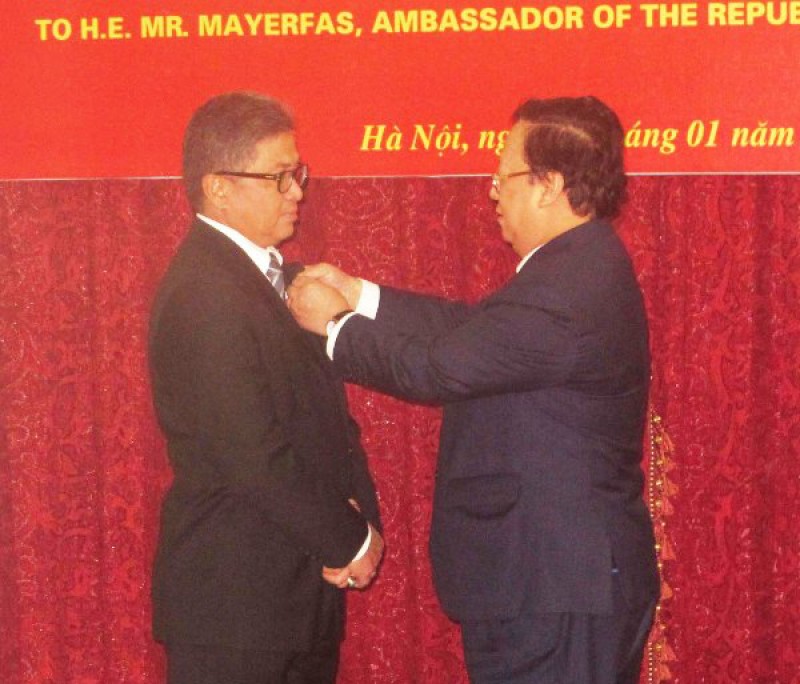 trao ky niem chuong cho dai su indonesia tai viet nam