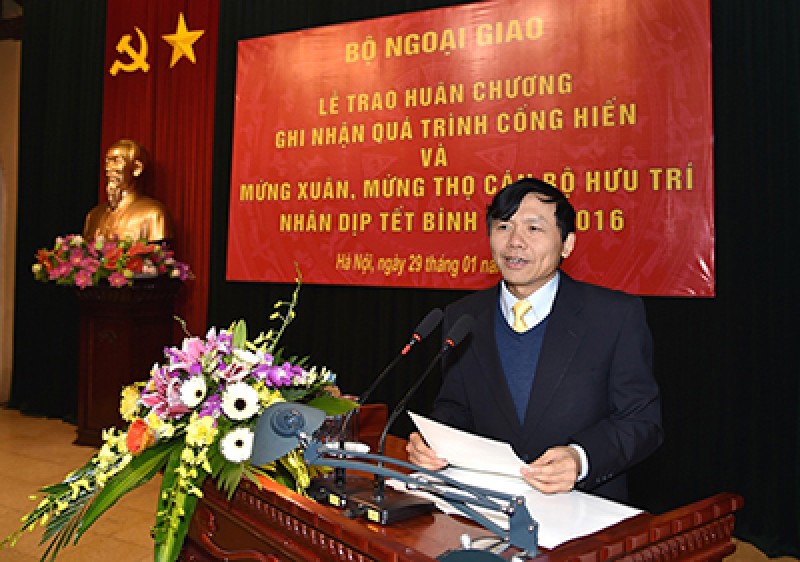 mung tho mung xuan cac can bo huu tri ngoai giao