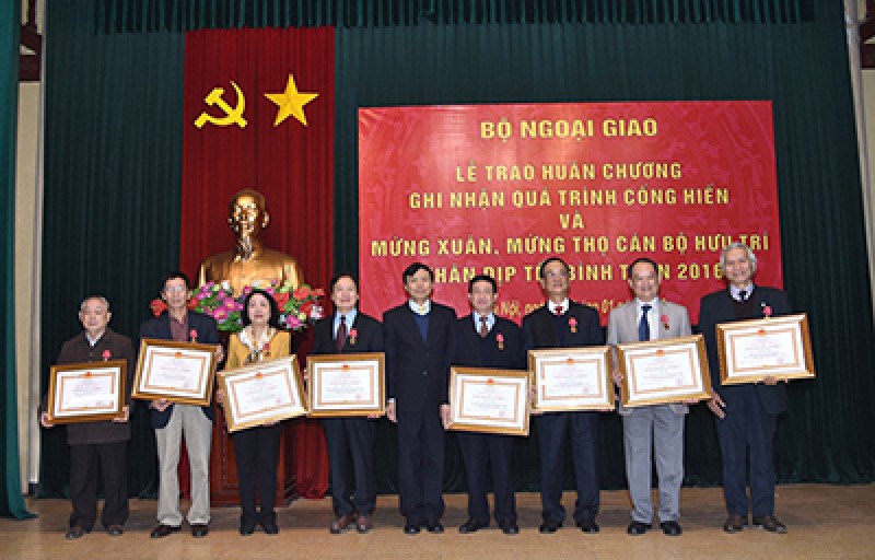 mung tho mung xuan cac can bo huu tri ngoai giao