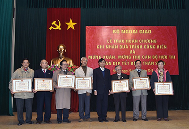 mung tho mung xuan cac can bo huu tri ngoai giao