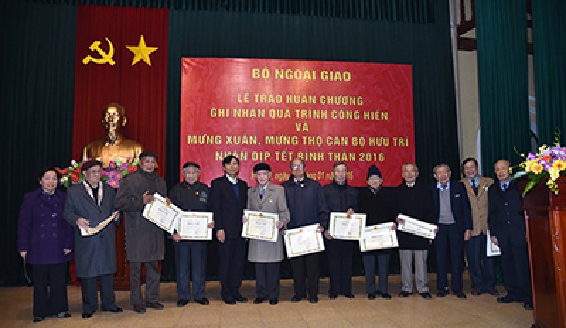 mung tho mung xuan cac can bo huu tri ngoai giao