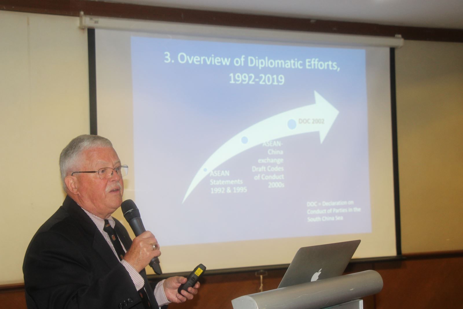 Giáo sư Carl Thayer trình bày tham luận tại buổi tọa đàm. Ảnh: Hà Ngọc toa-dam-ve-bien-dong-tai-malaysia-tam-quan-trong-cua-viec-xay-dung-coc-1