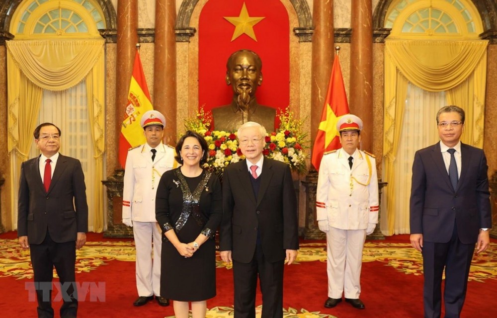Tổng Bí thư, Chủ tịch nước Nguyễn Phú Trọng tiếp Bà María Del Pilar Méndez Jiménez, Đại sứ Đặc mệnh toàn quyền Tây Ban Nha tại Việt Nam đến trình Quốc thư. (Ảnh: Trí Dũng/TTXVN)