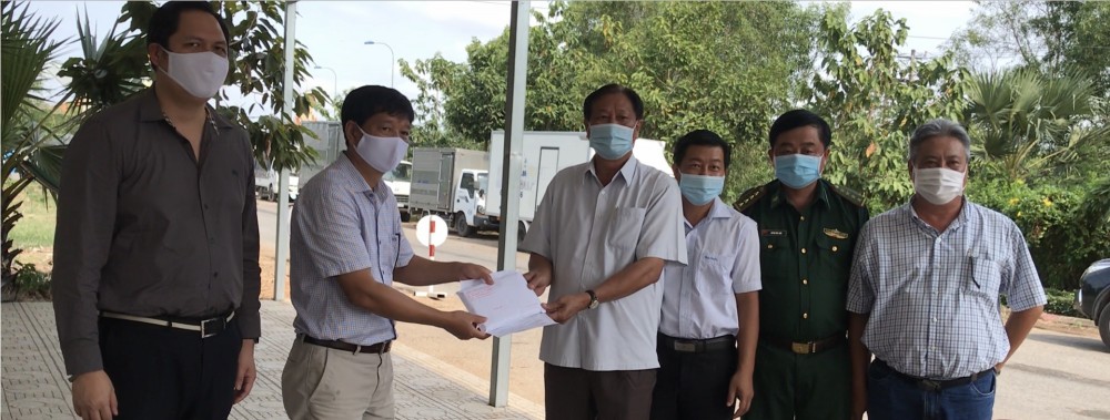 ông Văn Công Đấu, Giám đốc Sở Ngoại vụ tỉnh Kiên Giang, đại diện cho Lãnh đạo Uỷ ban nhân dân tỉnh Kiên Giang đã bàn giao cho đại diện Tổng Lãnh sự quán Việt Nam tại tỉnh Preah Sihanouk số tiền trị giá 300 triệu VNĐ là quà tặng của Đảng bộ, chính quyền và nhân dân tỉnh Kiên Giang hỗ trợ bà con Việt kiều nghèo trong khu vực Tổng Lãnh sự quán phụ trách đón Tết Tân Sửu 2021.