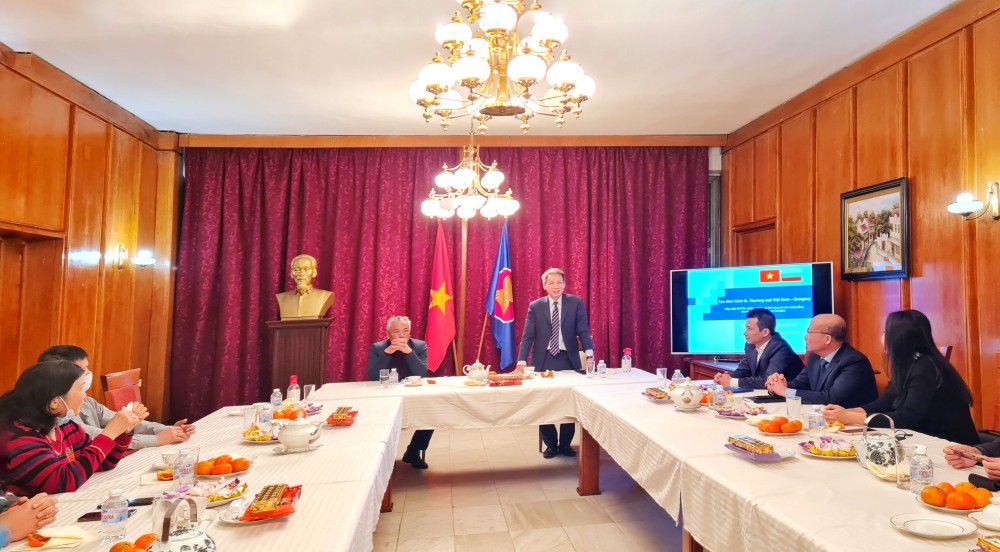 Phát biểu tại buổi tọa đàm, Đại sứ Đoàn Tuấn Linh 