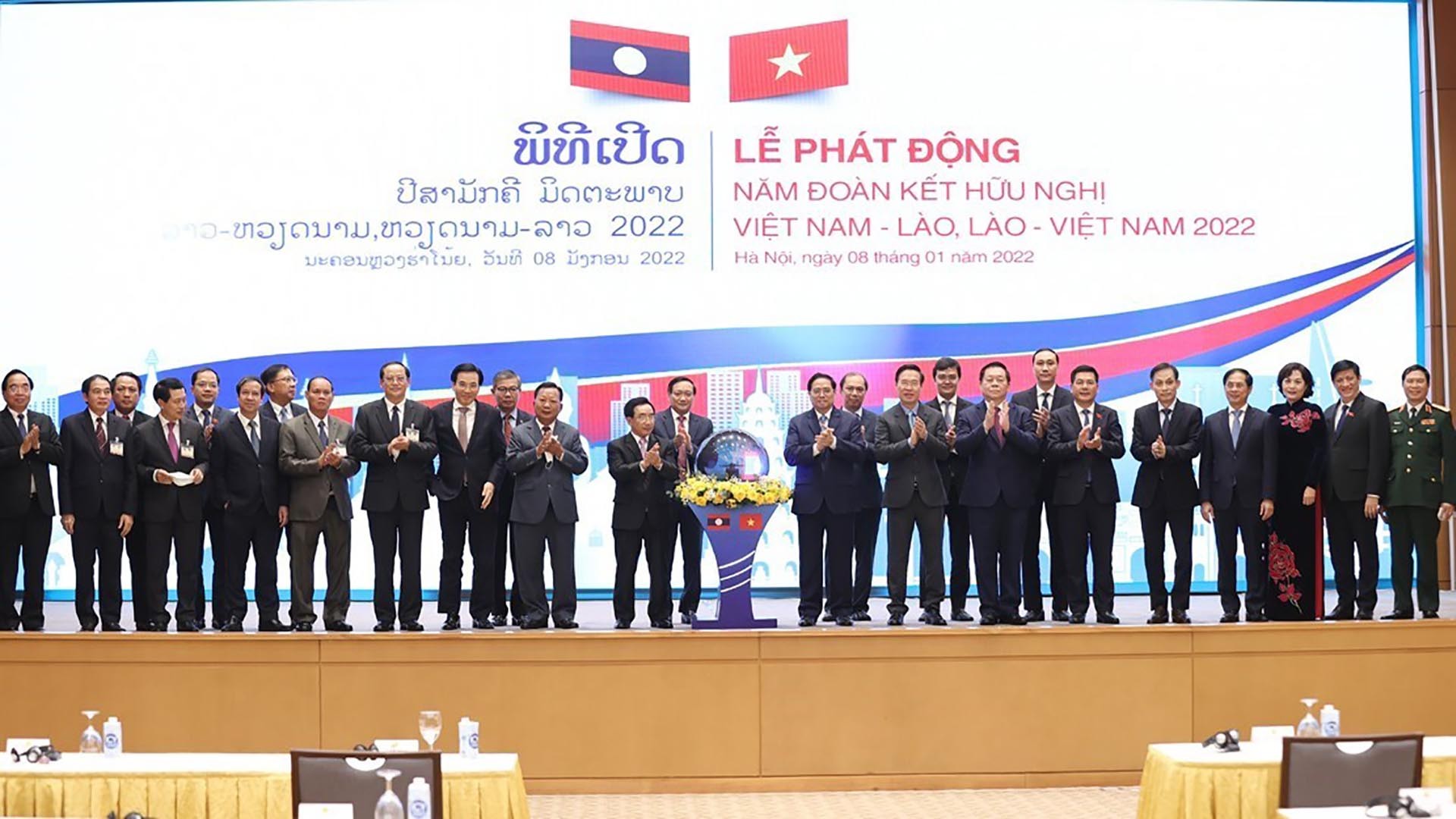 Thủ tướng Phạm Minh Chính và Thủ tướng Lào Phankham Viphavanh cùng đại biểu hai nước tại Lễ phát động Năm Đoàn kết Hữu nghị Việt Nam - Lào, Lào - Việt Nam 2022. (Nguồn: TTXVN)