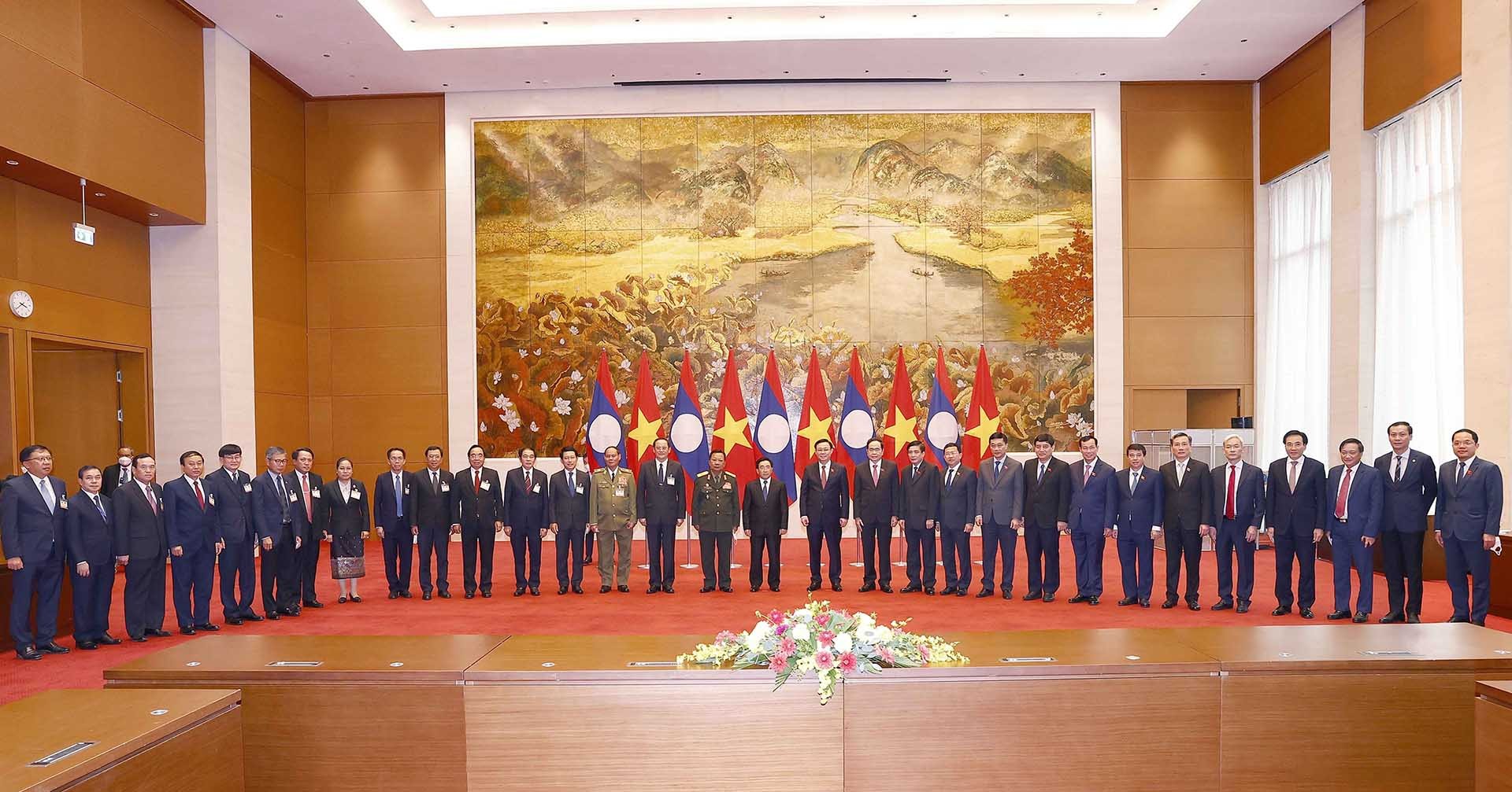 Chủ tịch Quốc hội Vương Đình Huệ và Thủ tướng Lào Phankham Viphavanh chụp ảnh chung với các đại biểu. (Nguồn: TTXVN)