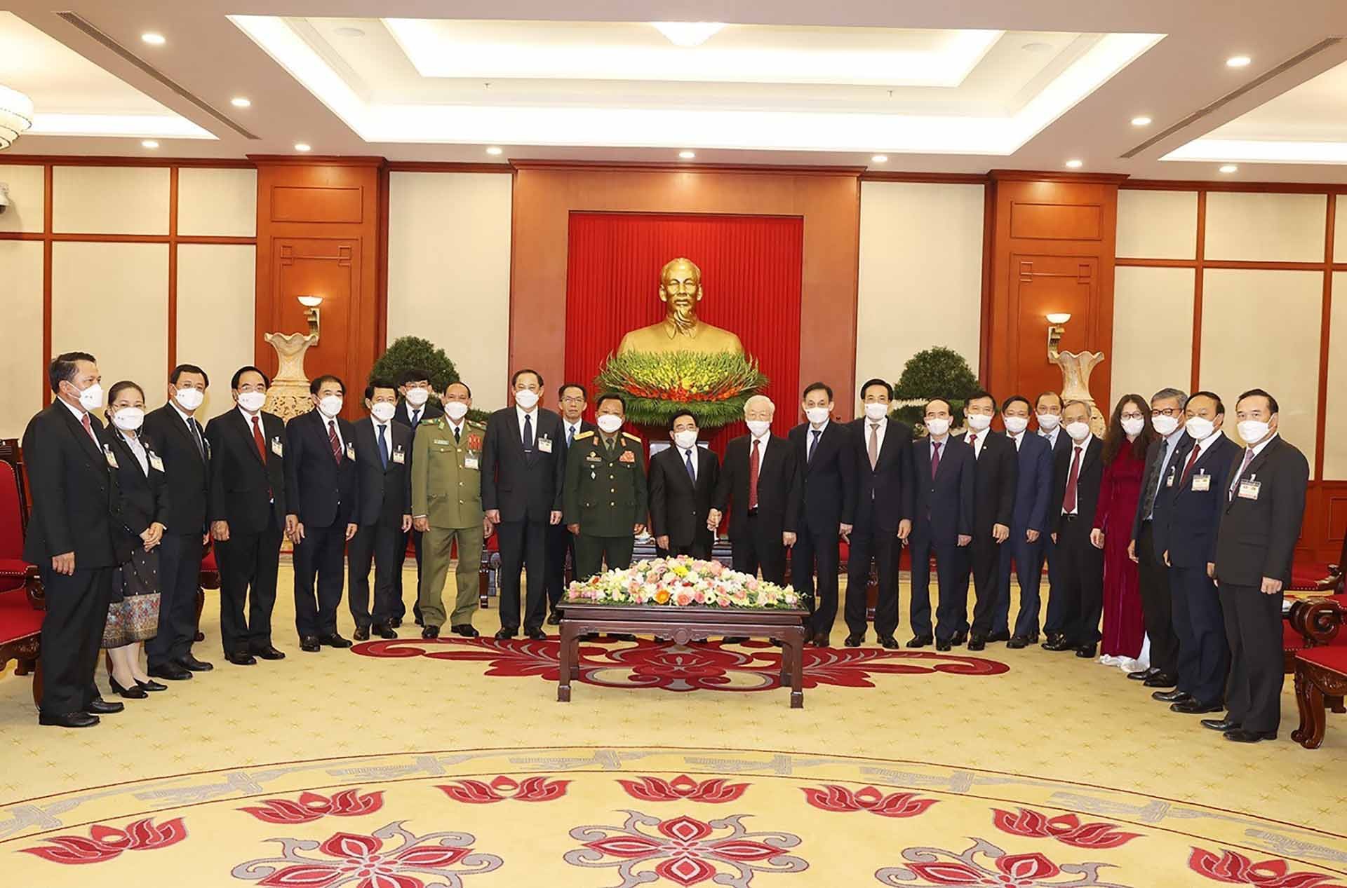 Tổng Bí thư Nguyễn Phú Trọng và Thủ tướng Lào Phankham Viphavanh cùng các đại biểu chụp ảnh chung. (Nguồn: TTXVN)