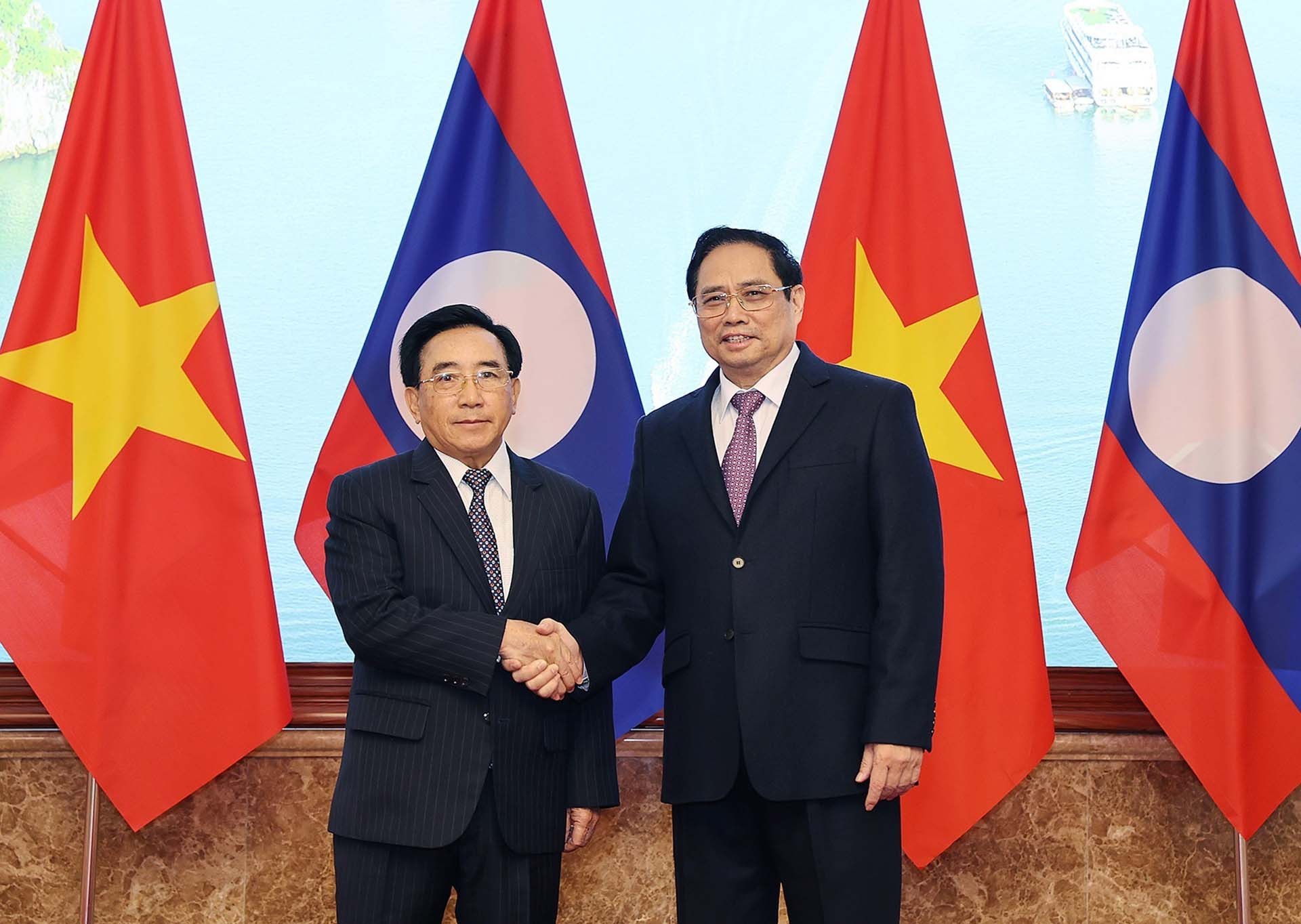 Thủ tướng Phạm Minh Chính và Thủ tướng Lào Phankham Viphavanh chụp ảnh chung. (Nguồn: TTXVN)