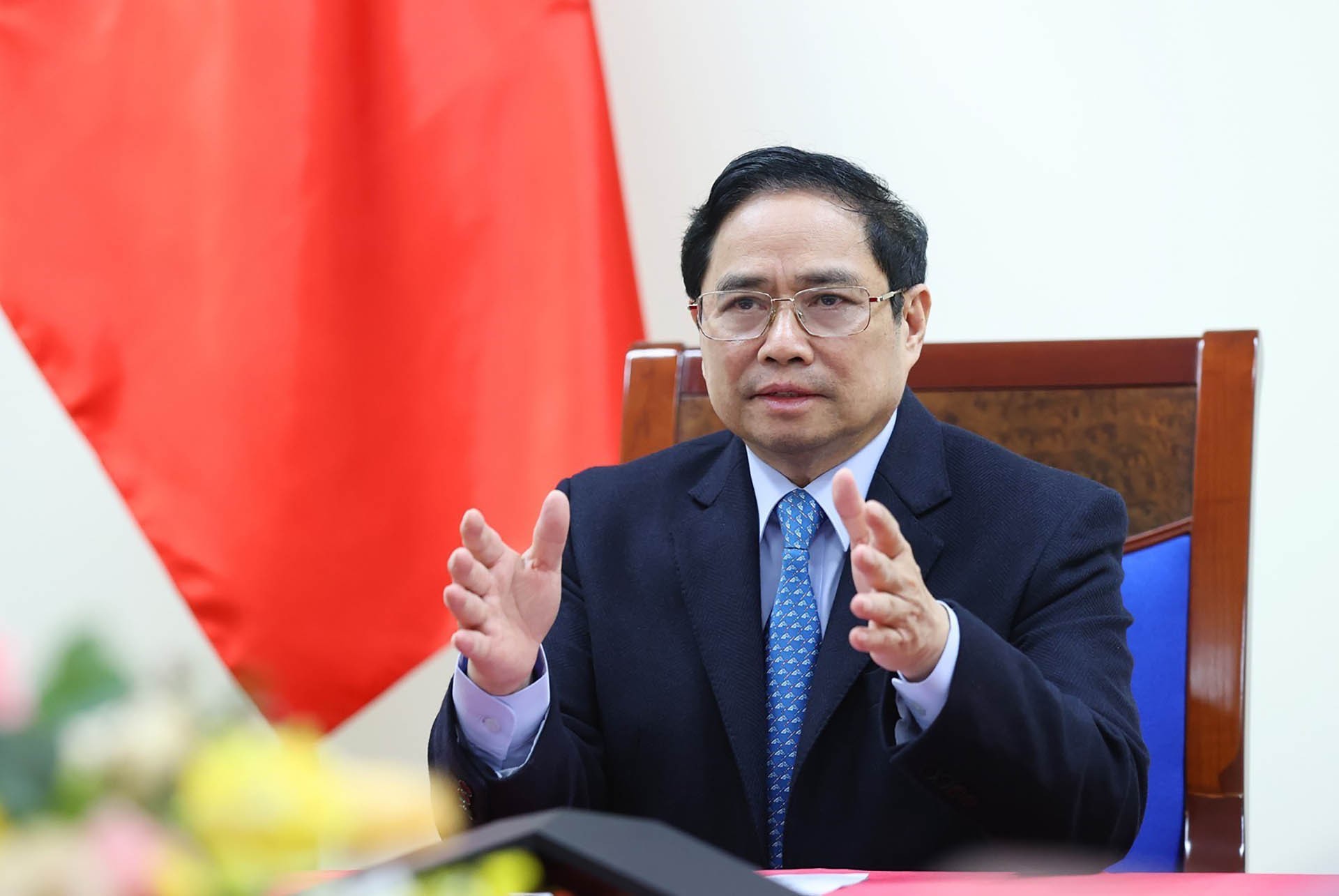 Thủ tướng Phạm Minh Chính điện đàm với Thủ tướng Trung Quốc Lý Khắc Cường. (Nguồn: TTXVN)
