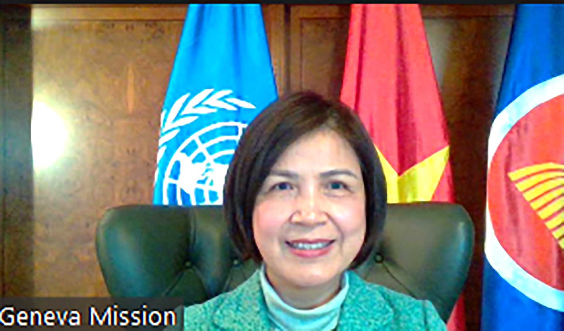 Đại sứ, TS. Lê Thị Tuyết Mai, Trưởng Phái đoàn đại diện Việt Nam bên cạnh Liên hợp quốc, Tổ chức Thương mại thế giới và các tổ chức quốc tế khác tại Geneva (Thụy Sỹ) phát biểu tại buổi tọa đàm.