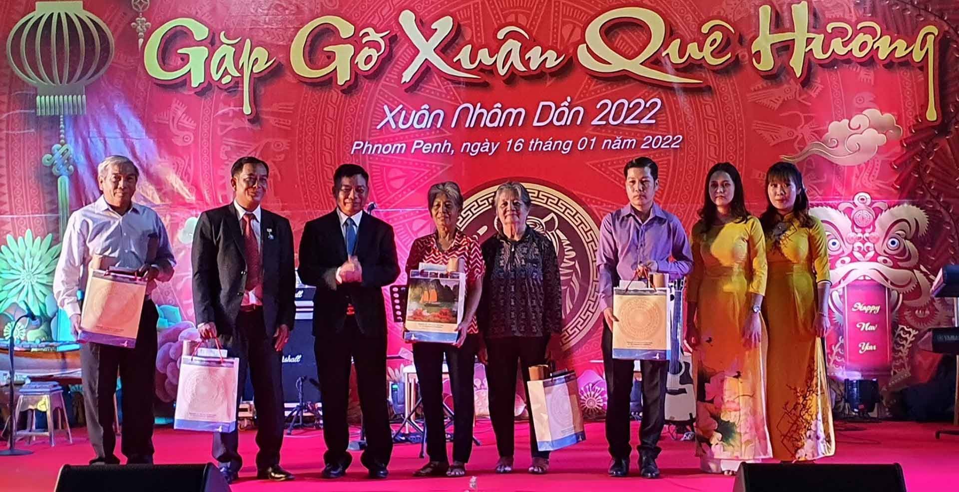 Đại sứ Nguyễn Huy Tăng tặng quà một số bà con có nhiều đóng góp cho công tác Hội, cộng đồng người gốc Việt tại Campuchia và sự nghiệp cách mạng Việt Nam. (Nguồn: TTXVN)
