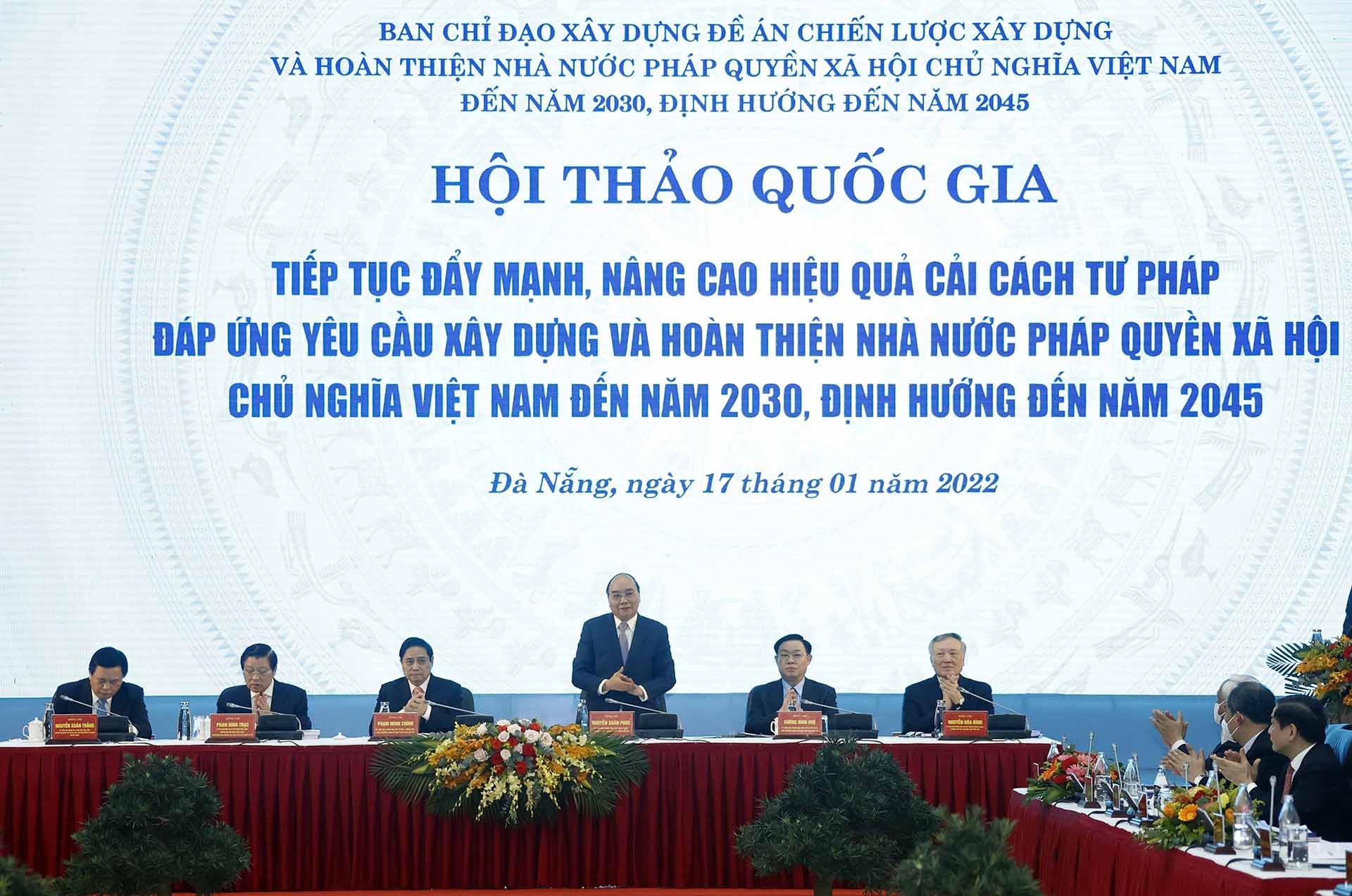 Chủ tịch nước Nguyễn Xuân Phúc cùng các đồng chí lãnh đạo Đảng và Nhà nước chủ trì hội thảo. (Nguồn: TTXVN)