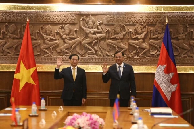Bộ trưởng Ngoại giao Bùi Thanh Sơn và Phó Thủ tướng, Bộ trưởng Ngoại giao và Hợp tác quốc tế Campuchia Prak Sokh.