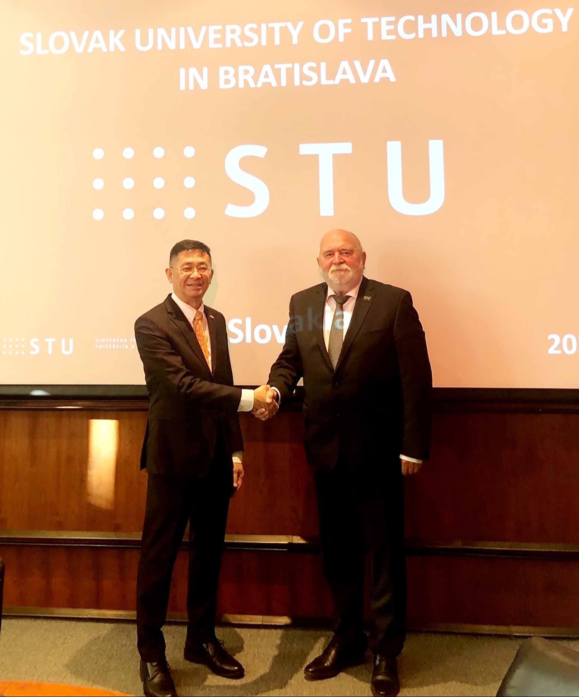 Đại sứ Việt Nam tại Slovakia Nguyễn Tuấn và Giáo sư  Oliver Moračík, Hiệu trưởng trường Đại học Kỹ thuật Slovakia.