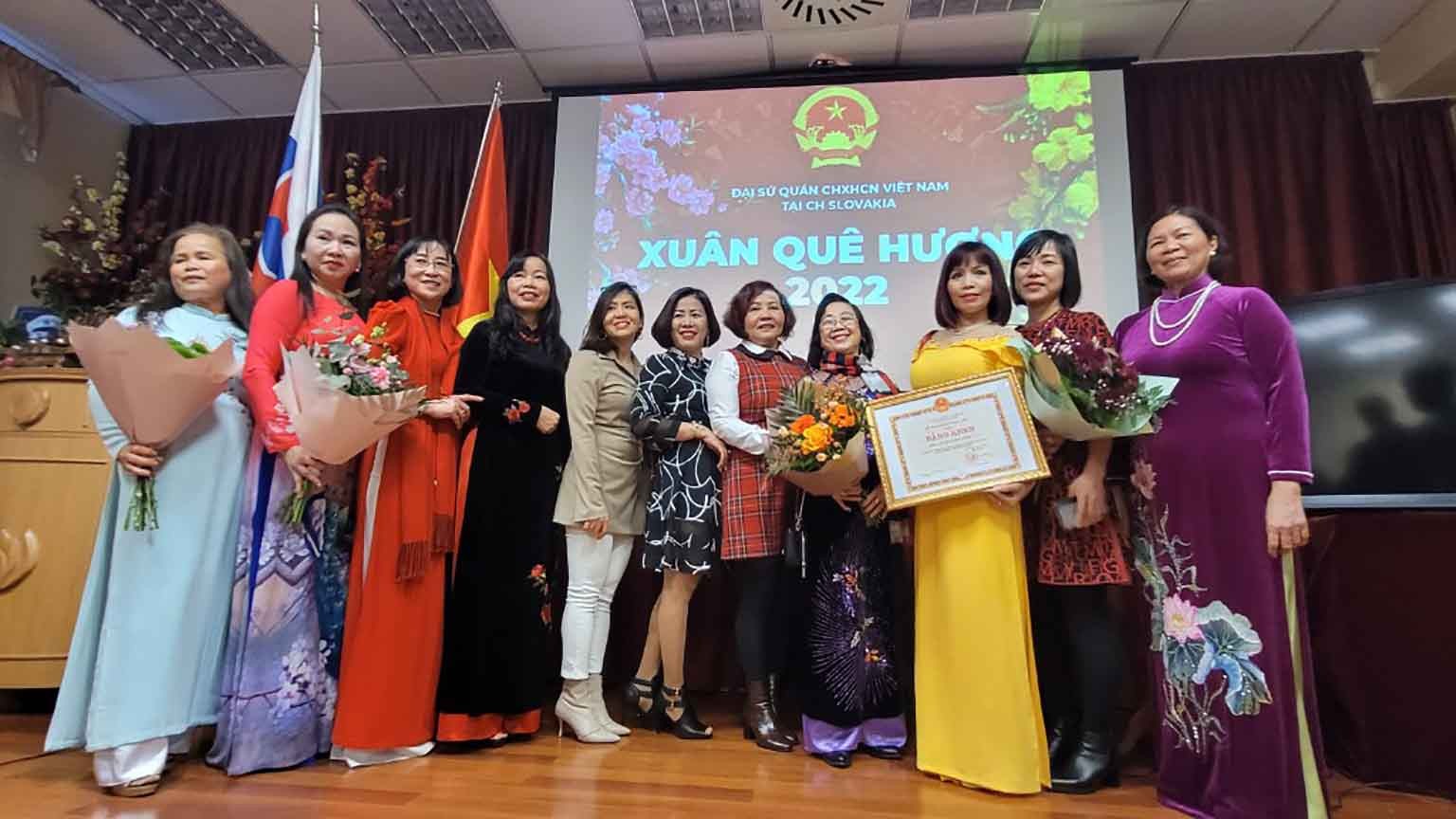 Chương trình Xuân Quê hương 2022 diễn ra trong không khí vui vẻ và đầm ấm, mang đậm nét văn hóa Việt Nam.