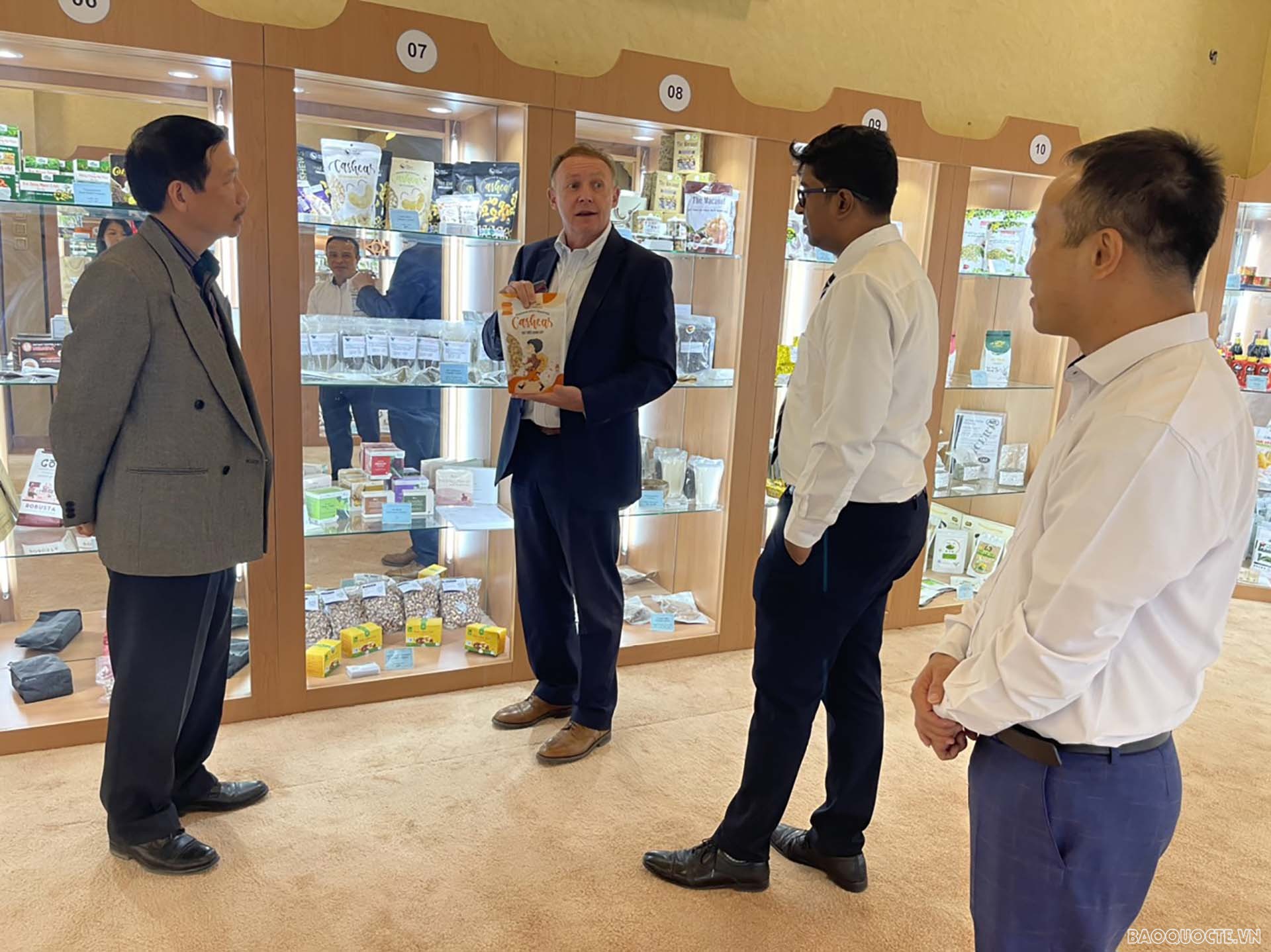 Đại sứ Vũ Viết Dũng và ông Ajlan bin Abdulaziz Al Ajlan, Chủ tịch Federation of Saudi Chambers kiêm Chủ tịch Riyadh Chamber.