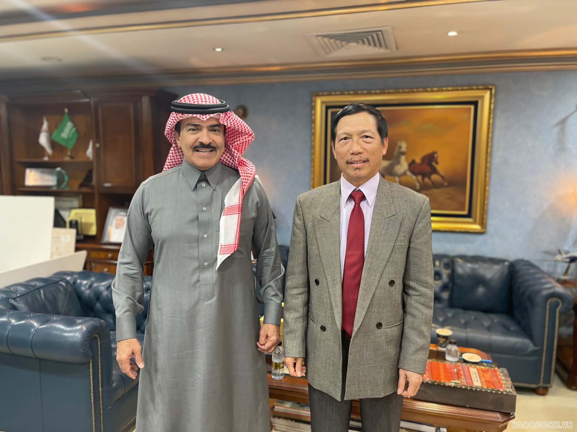 Đại sứ Vũ Viết Dũng và ông Ajlan bin Abdulaziz Al Ajlan, Chủ tịch Federation of Saudi Chambers kiêm Chủ tịch Riyadh Chamber.