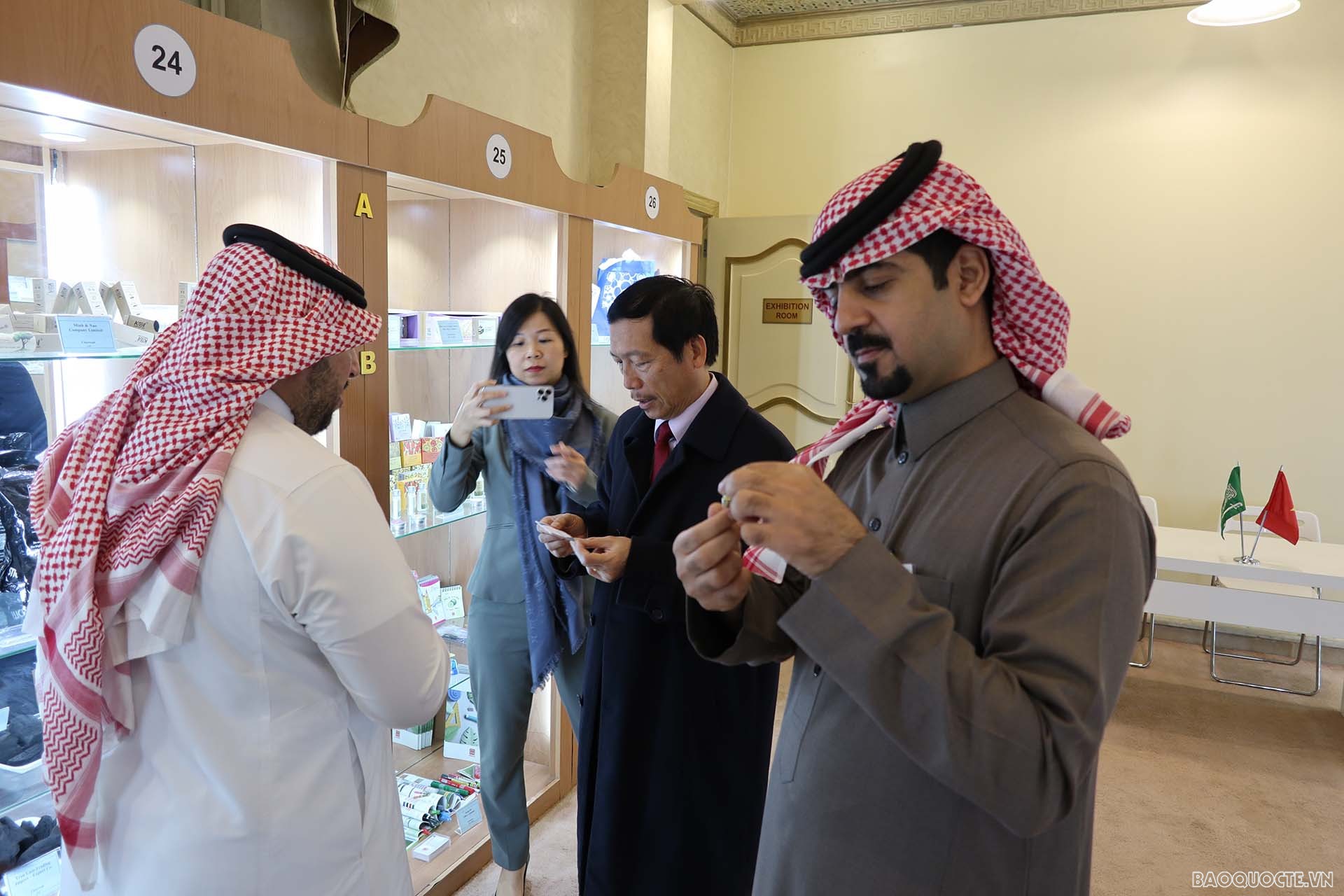 Các doanh nghiệp Riyadh Chamber thăm Phòng Giới thiệu sản phẩm xuất khẩu của Đại sứ quán.