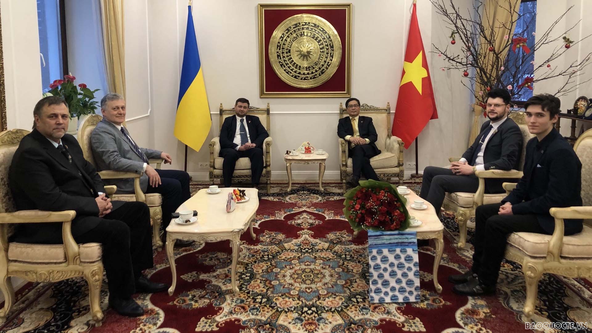 Đại sứ Nguyễn Hồng Thạch tiếp bạn bè, đối tác Ukraine đến chúc mừng Đại sứ quán nhân dịp 30 năm thiết lập quan hệ ngoại giao Việt Nam-Ukraine.