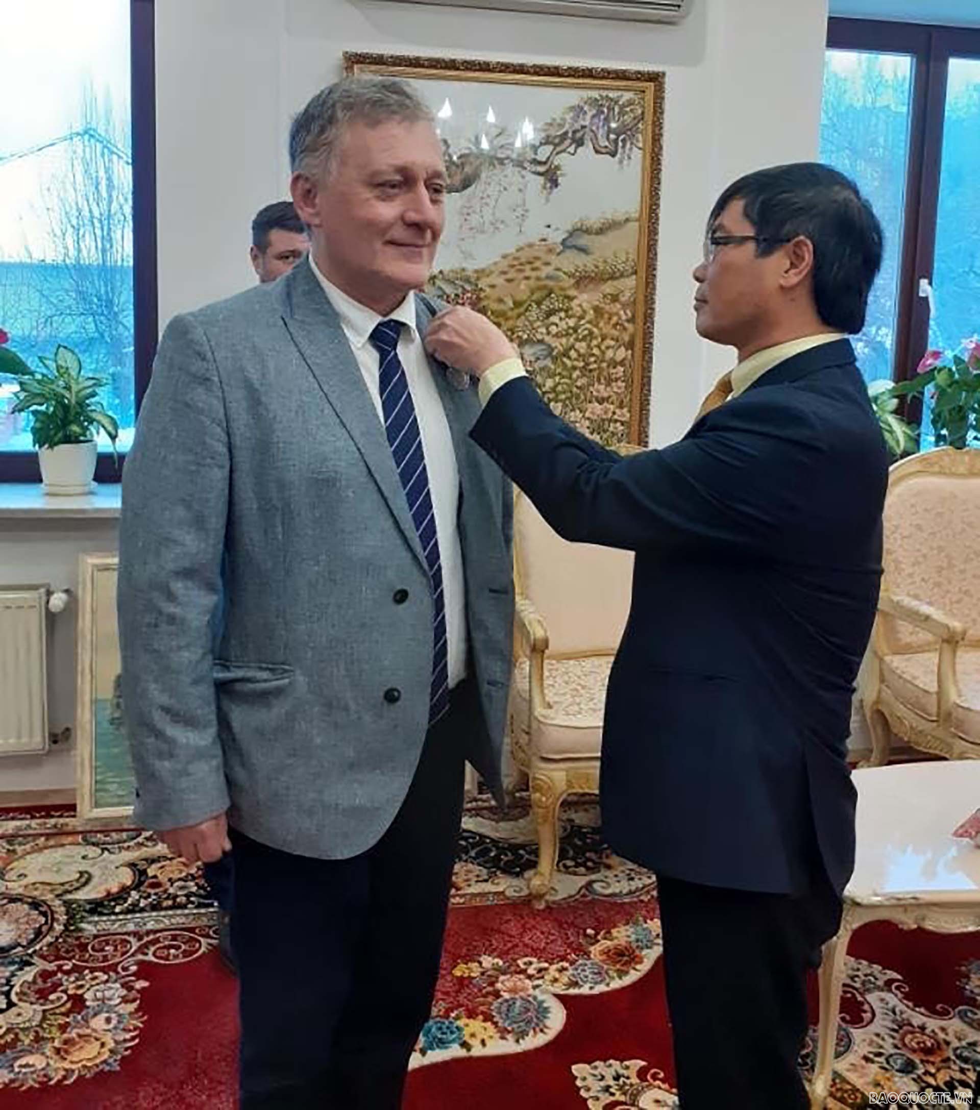 Đại sứ Nguyễn Hồng Thạch trao tặng Huy hiệu 30 năm thiết lập quan hệ ngoại giao Việt Nam-Ukraine. cho các bạn Ukraine.