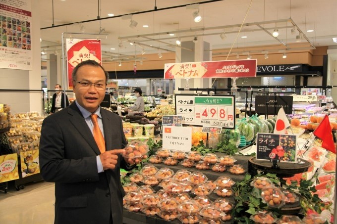 Đại sứ Việt Nam tại Nhật Bản Vũ Hồng Nam giới thiệu, quảng bá vải thiều tại Nhật Bản.