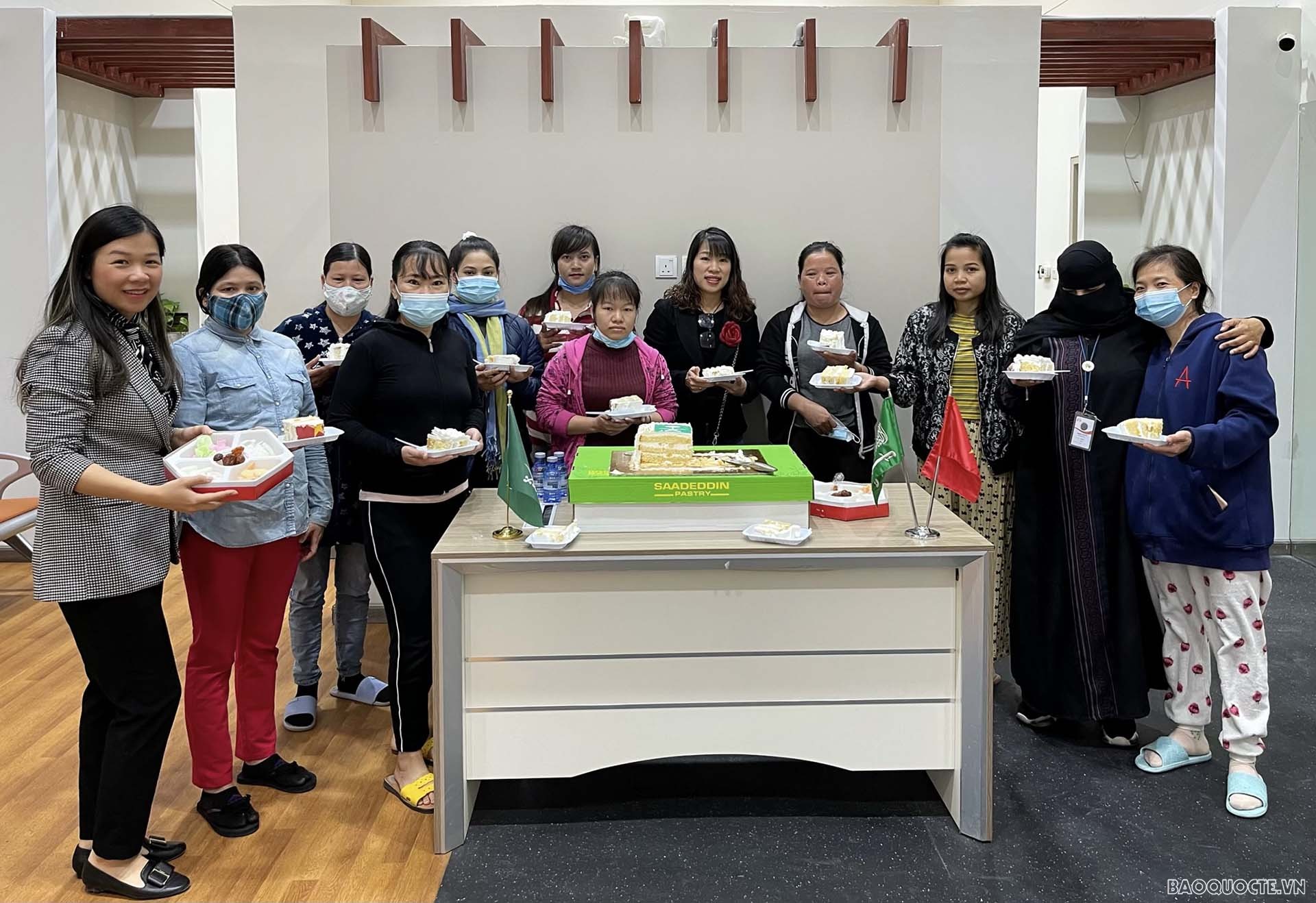 Chị em rất cảm động, mong ĐSQ tiếp tục quan tâm hỗ trợ để sớm được về nước đoàn tụ gia đình.