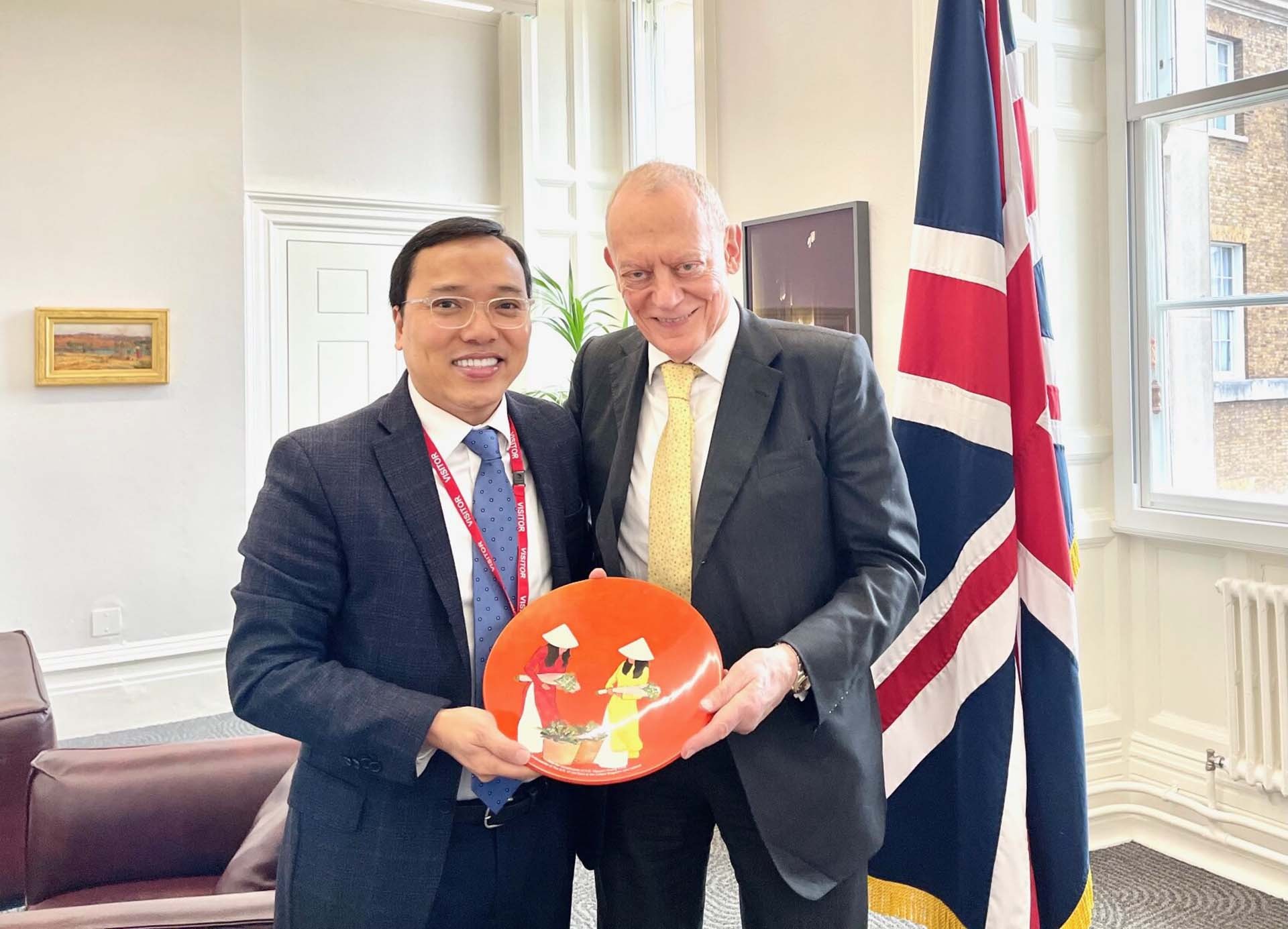 Đại sứ Việt Nam tại Anh Nguyễn Hoàng Long gặp và làm việc với Quốc vụ khanh Bộ Thương mại quốc tế Anh Lord Gerry Grimstone.