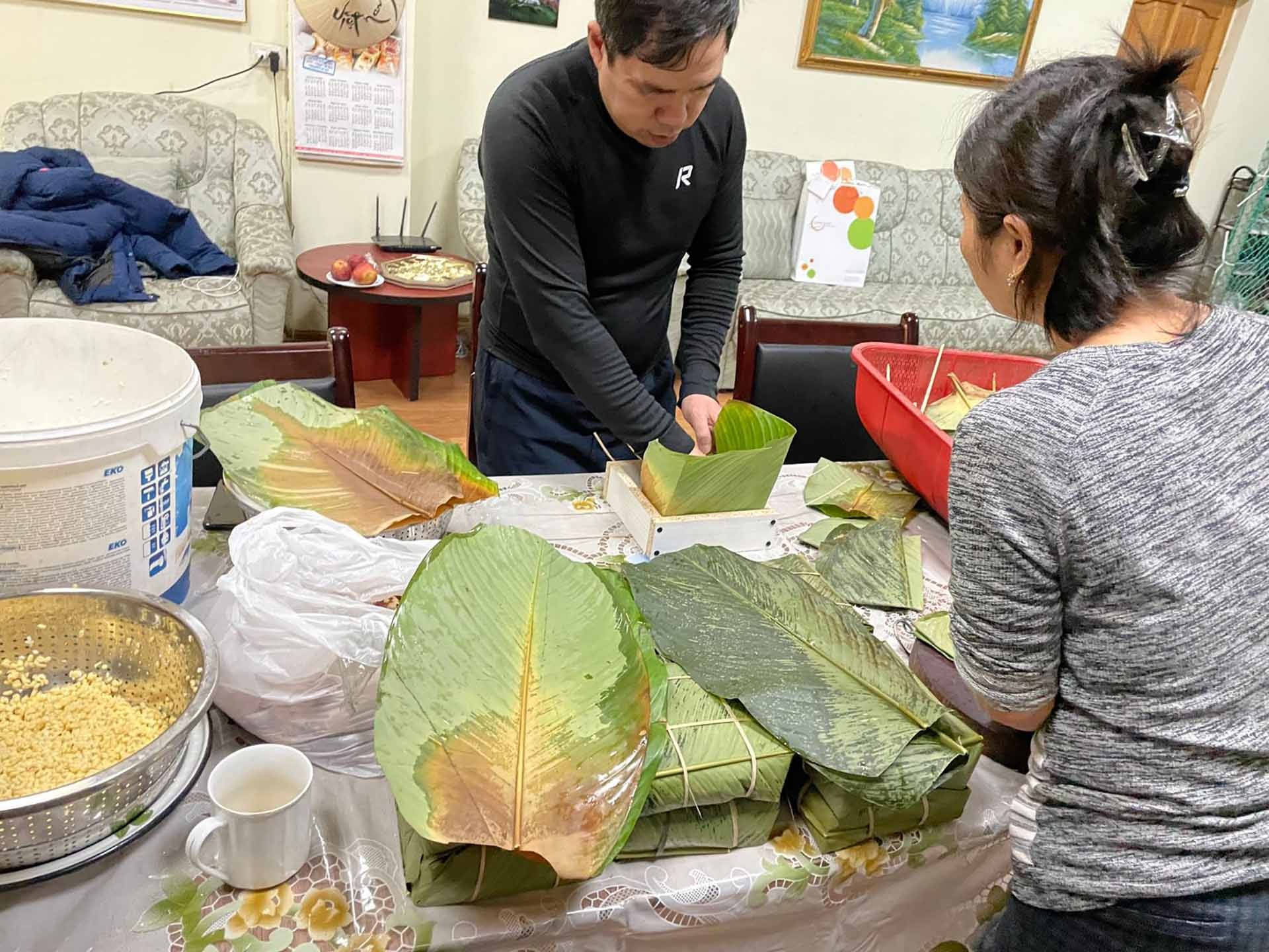 Do ở xa đất nước và không có đường bay thẳng từ Việt Nam sang thủ đô Nur-Sultan, nên việc mua các nguyên liệu để gói bánh chưng, đặc biệt là lá dong, lạt hết sức khó khăn.