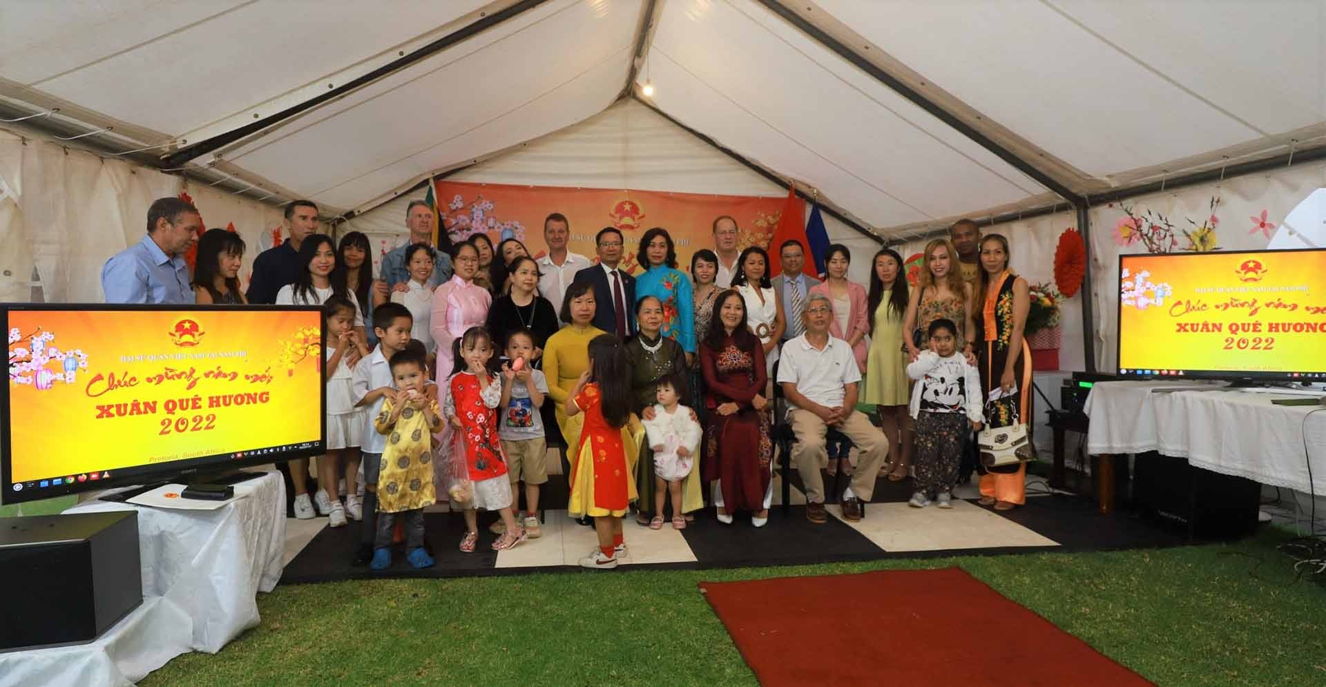 Đại sứ và phu nhân chụp ảnh chung với đại diện kiều bào.