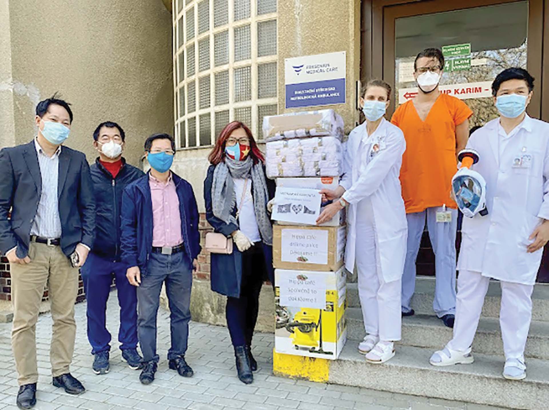 Cộng đồng người Việt Nam tại Czech trao tặng đồ dùng thiết yếu cho đội ngũ y, bác sĩ tại Bệnh viện Motol Praha.