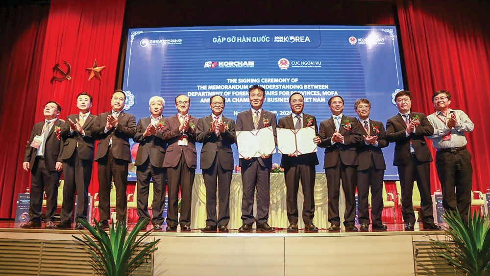 Đại sứ Hàn Quốc tại Việt Nam Park Noh-wan cùng lãnh đạo Bộ Ngoại giao Việt Nam, đại diện Cục Ngoại vụ (Bộ Ngoại giao Việt Nam) và Hiệp hội Doanh nghiệp Hàn Quốc tại Việt Nam ký Bản ghi nhớ hợp tác giữa hai bên tại sự kiện Gặp gỡ Hàn Quốc 2020, ngày 30/6/2020. (Ảnh: Trung Hiếu)