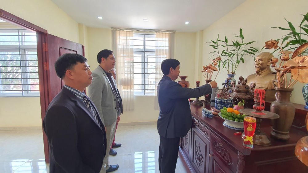 Tổng Lãnh sự quán Việt Nam tại tỉnh Preah Sihanouk đã tổ chức dâng hương Chủ tịch Hồ Chí Minh nhân dịp kỷ niệm 91 năm Ngày thành lập Đảng Cộng sản Việt Nam 